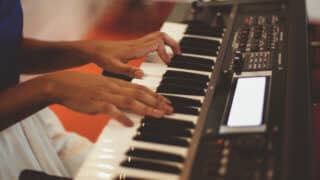 woman-playing-piano