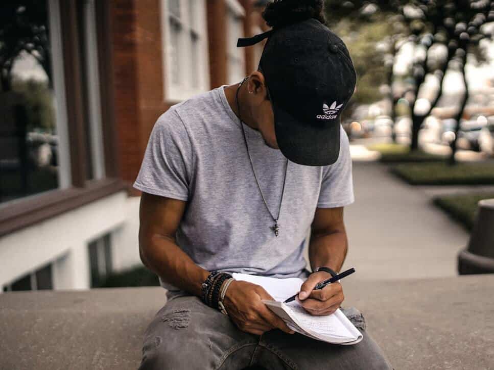człowiek siedzący do robienia notatek