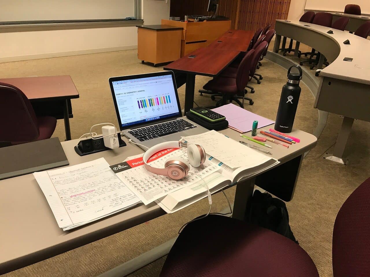 https://collegeinfogeek.com/wp-content/uploads/2017/09/portable-study-space-in-lecture-hall.jpg