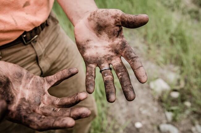 dirt on hands
